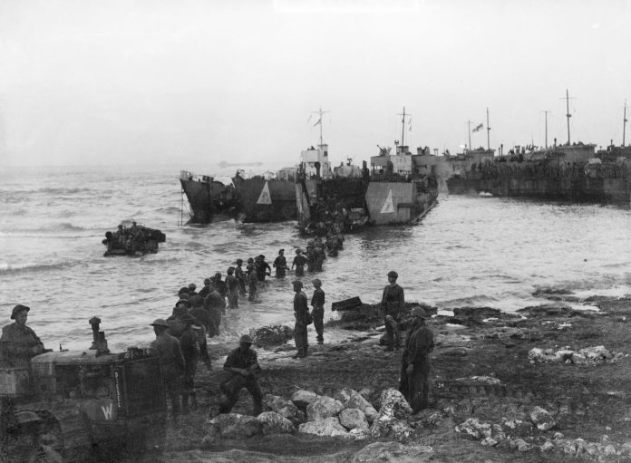 The_Royal_Navy_during_the_Second_World_War-_Operation_Husky_Sicily_July_1943_A17917.jpg