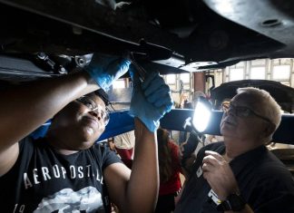 Sailors take advantage of Navy’s ‘Do It Herself’ auto class – Daily Press