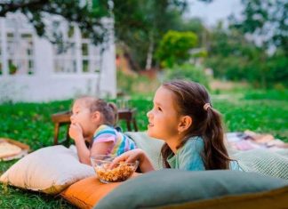 Here’s what you need to make your backyard the coziest drive-in theater – Daily Press