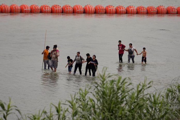 APTOPIX_Immigration_Texas_Buoys_30369.jpg