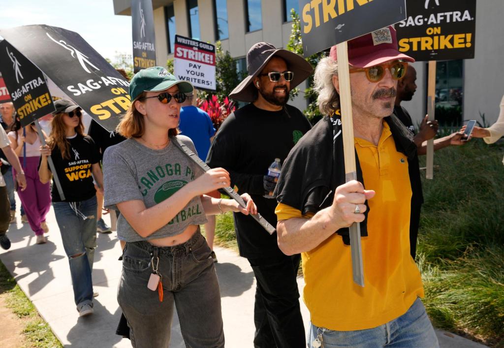 Hollywood_Strikes_13121.jpg