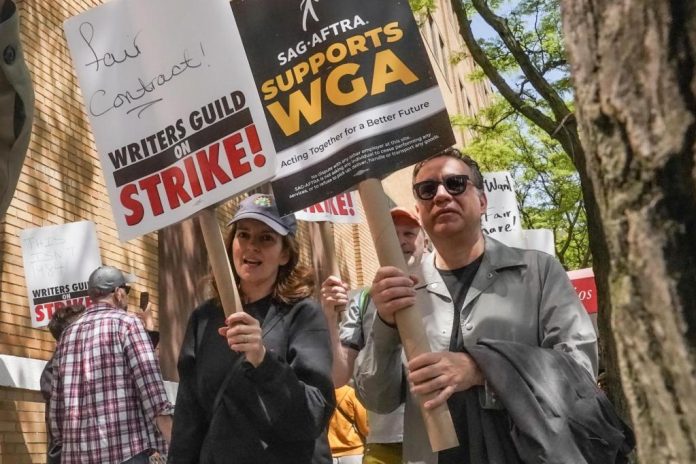Hollywood_Strikes_49945-1.jpg