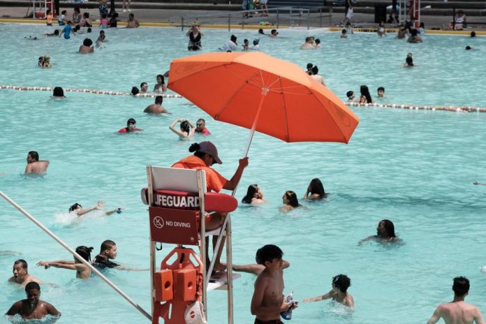 202308030400MCT_____PHOTO____US-NEWS-LIFEGUARD-SHORTAGE-GET.jpg