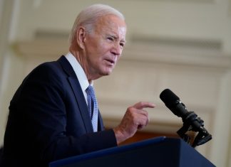 Biden’s approval rating on the economy stagnates despite slowing inflation, AP-NORC poll shows – Daily Press