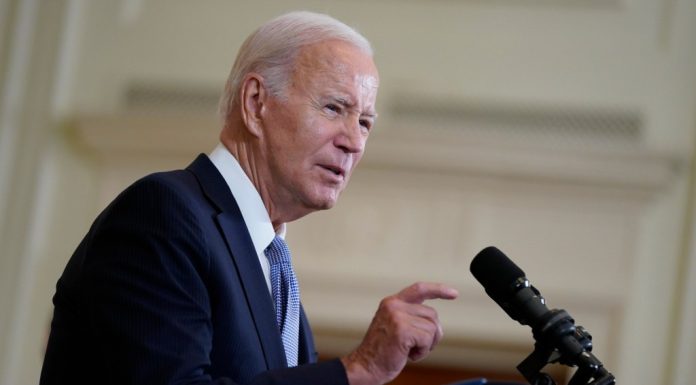 Biden’s approval rating on the economy stagnates despite slowing inflation, AP-NORC poll shows – Daily Press