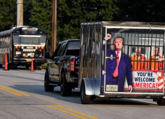 Dozens of Trump supporters cheer him on as former president turns himself in at Georgia jail – Daily Press
