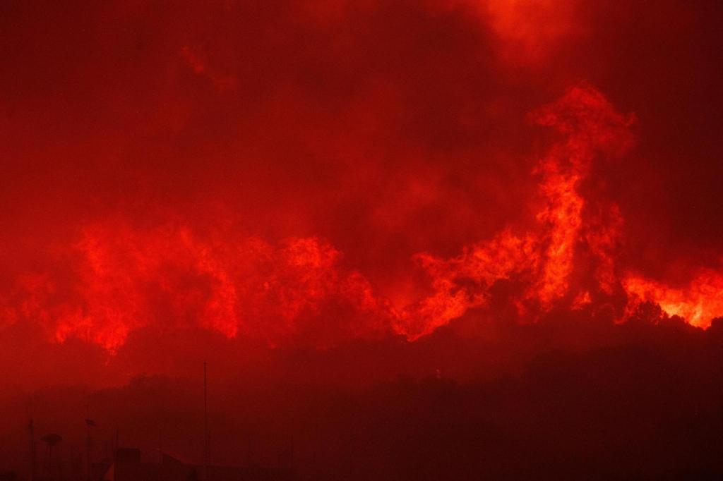 APTOPIX_Greece_Wildfires_06816.jpg