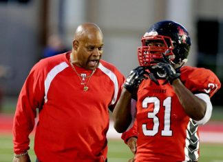 Lake Taylor’s Hank Sawyer will coach with a heavy heart this season, but he knows it’s his ministry – Daily Press