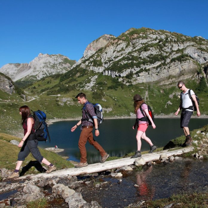 TRV-GEN-Z-TRAVEL-SPENDING-BANKRATE-DMT.jpg