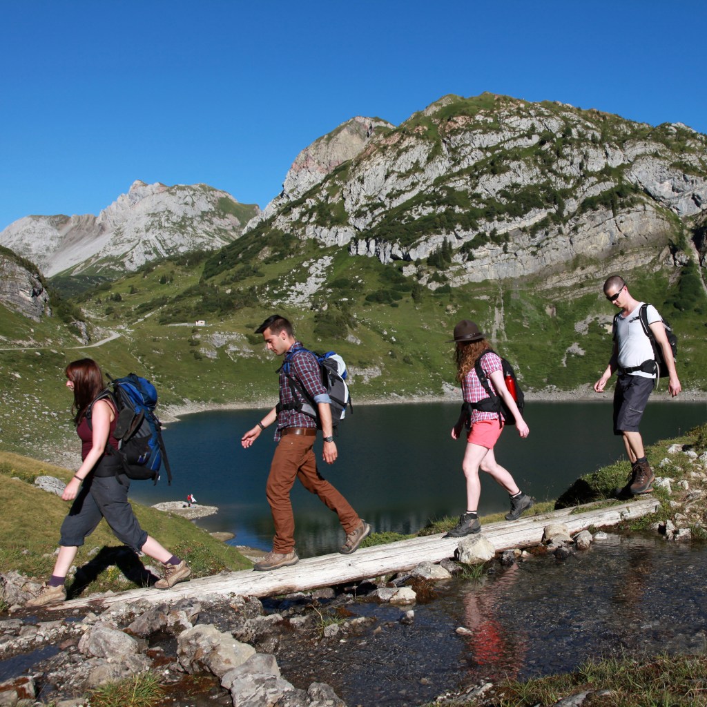 TRV-GEN-Z-TRAVEL-SPENDING-BANKRATE-DMT.jpg