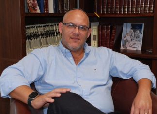 Virginia Beach temple welcomes new rabbi from South America following long immigration wait – Daily Press