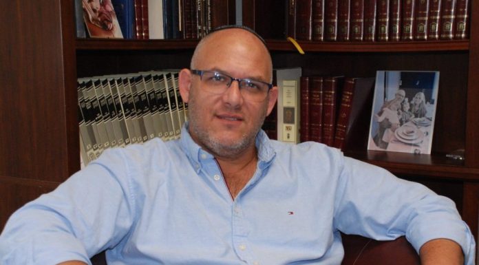 Virginia Beach temple welcomes new rabbi from South America following long immigration wait – Daily Press