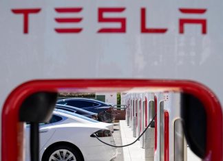 Tesla is allowing no-hands driving with Autopilot for longer periods. US regulators have questions. – Daily Press