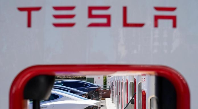 Tesla is allowing no-hands driving with Autopilot for longer periods. US regulators have questions. – Daily Press